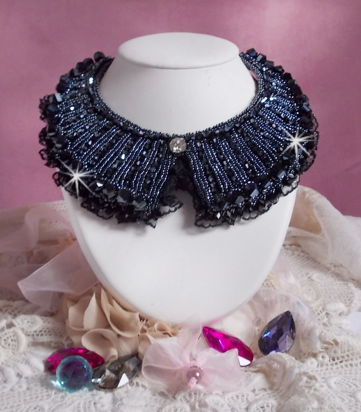 Colar com cristais Swarovski e renda preta estilo Haute-Couture