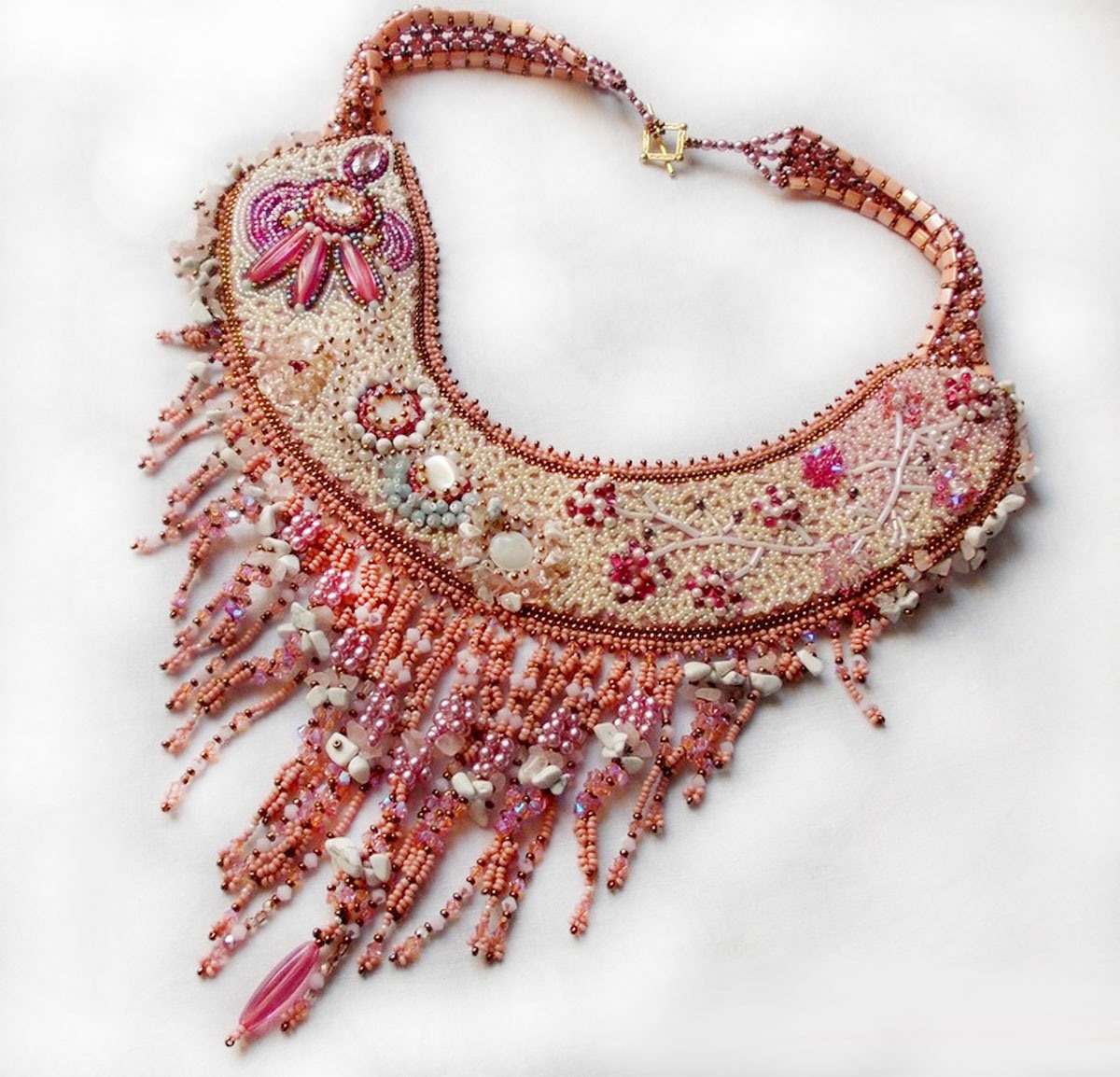 Colar Rose Royale, bordado com pérolas semi-preciosas, cristal Swarovski e várias pérolas de qualidade Haute-Couture