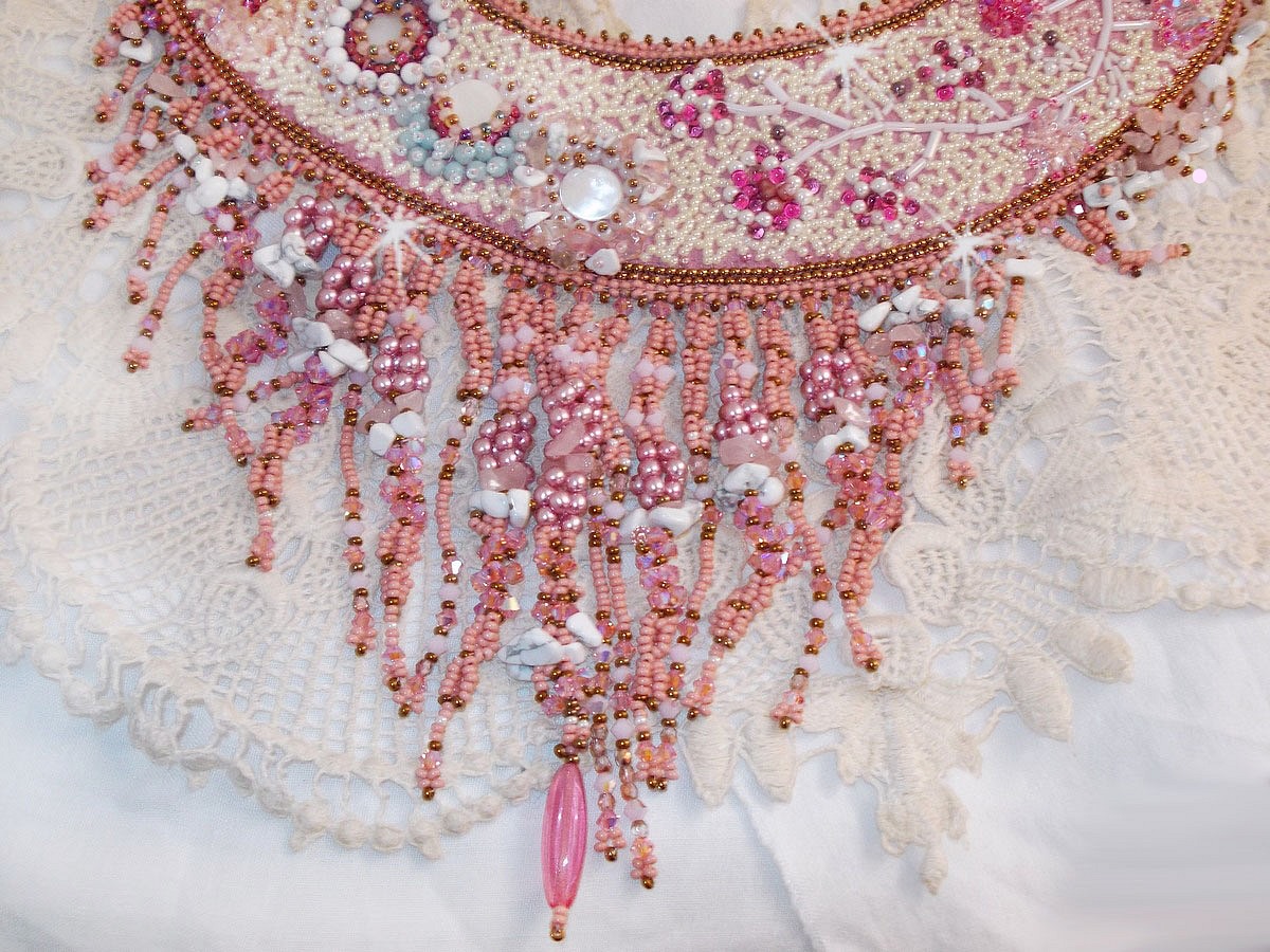 Colar Rose Royale, bordado com pérolas semi-preciosas, cristal Swarovski e várias pérolas de qualidade Haute-Couture