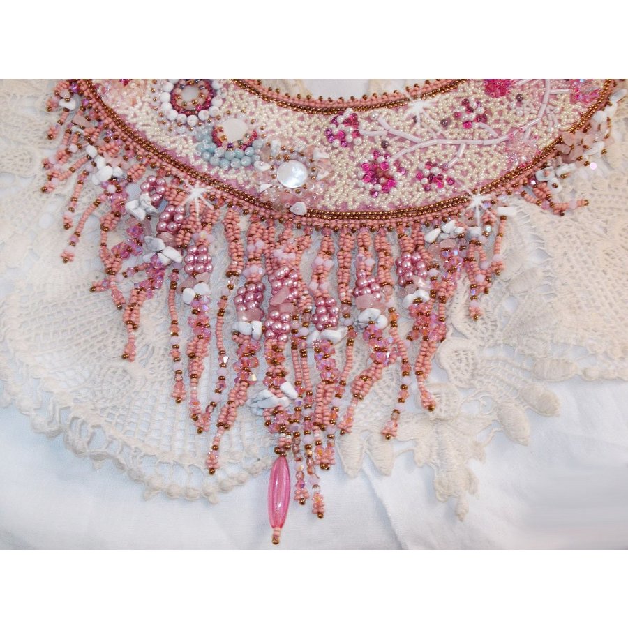Colar Rose Royale, bordado com pérolas semi-preciosas, cristal Swarovski e várias pérolas de qualidade Haute-Couture