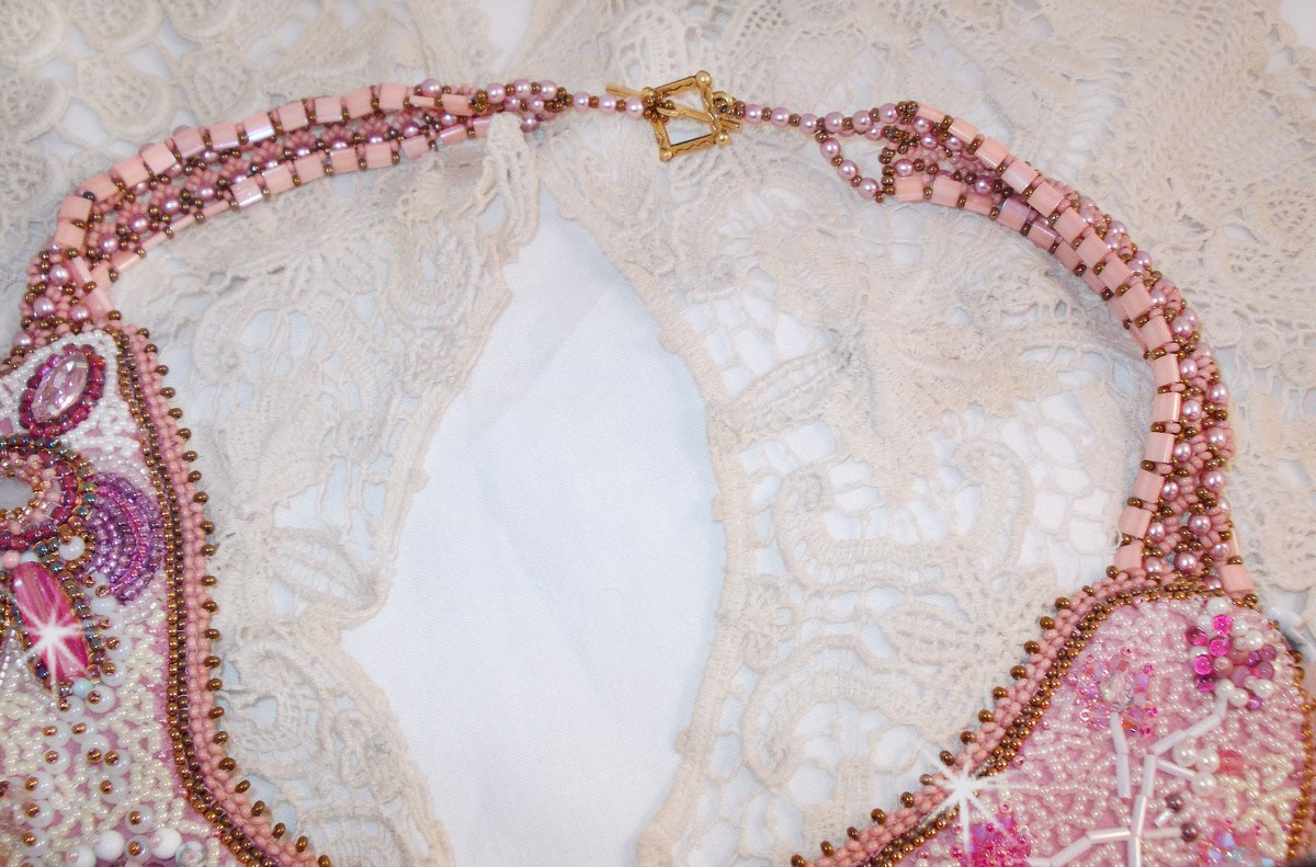Colar Rose Royale, bordado com pérolas semi-preciosas, cristal Swarovski e várias pérolas de qualidade Haute-Couture