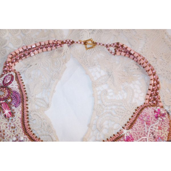 Colar Rose Royale, bordado com pérolas semi-preciosas, cristal Swarovski e várias pérolas de qualidade Haute-Couture