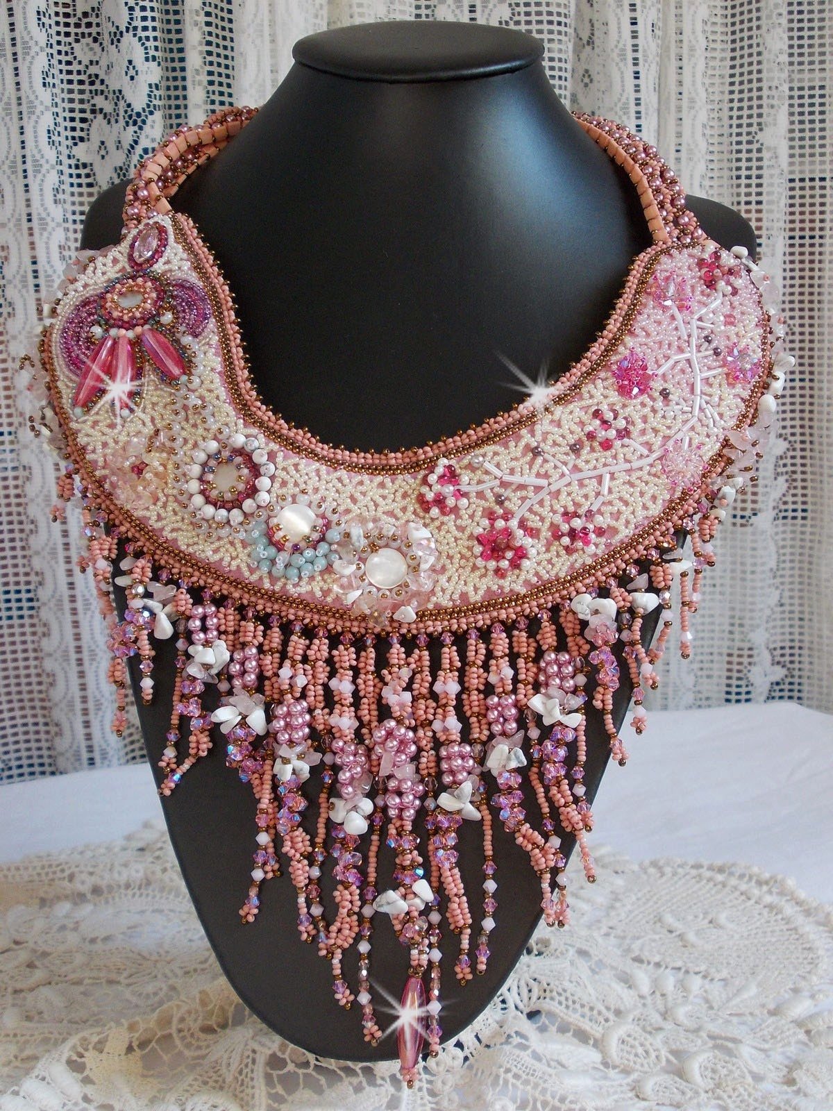 Colar Rose Royale, bordado com p&eacute;rolas semi-preciosas, cristal Swarovski e v&aacute;rias p&eacute;rolas de qualidade Haute-Couture