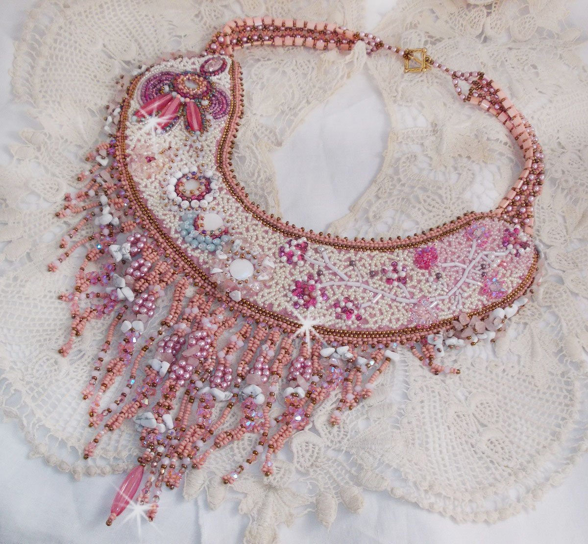 Colar Rose Royale, bordado com pérolas semi-preciosas, cristal Swarovski e várias pérolas de qualidade Haute-Couture