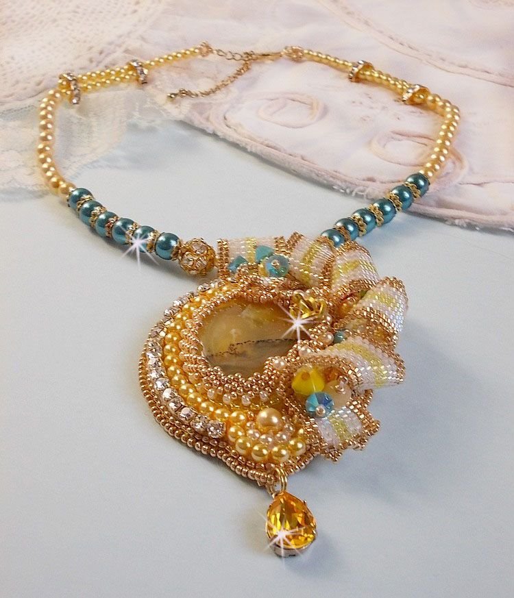 Pingente Haute-Couture Sunflower Gold bordado com contas de sementes douradas de 24 quilates, uma opala malgaxe e cristais Swarovski.