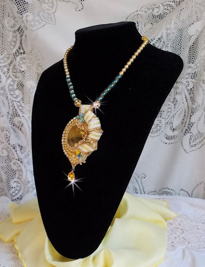 Pingente Haute-Couture Sunflower Gold bordado com contas de sementes douradas de 24 quilates, uma opala malgaxe e cristais Swarovski.