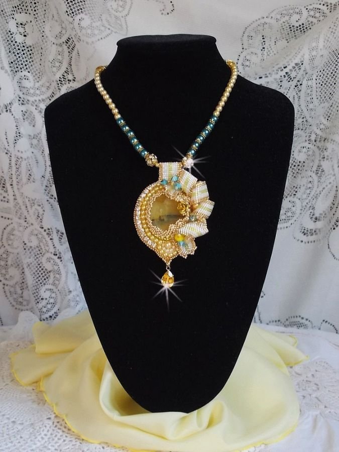 Pingente Haute-Couture Sunflower Gold bordado com contas de sementes douradas de 24 quilates, uma opala malgaxe e cristais Swarovski.