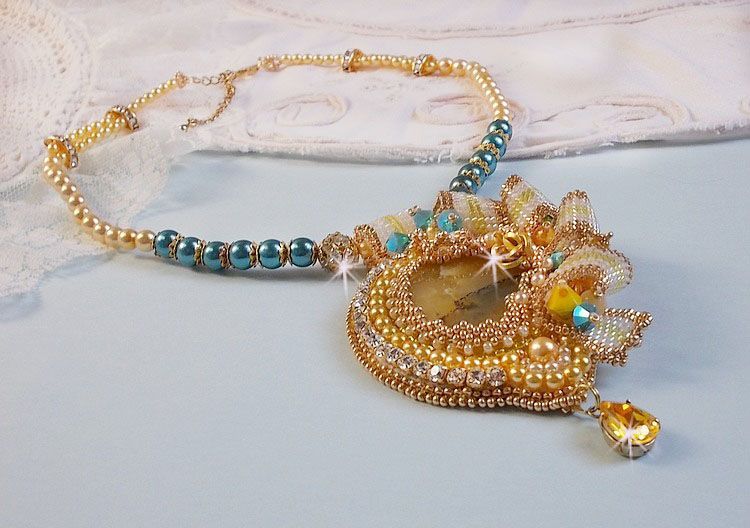 Pingente Haute-Couture Sunflower Gold bordado com contas de sementes douradas de 24 quilates, uma opala malgaxe e cristais Swarovski.