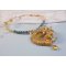 Pingente Haute-Couture Sunflower Gold bordado com contas de sementes douradas de 24 quilates, uma opala malgaxe e cristais Swarovski.