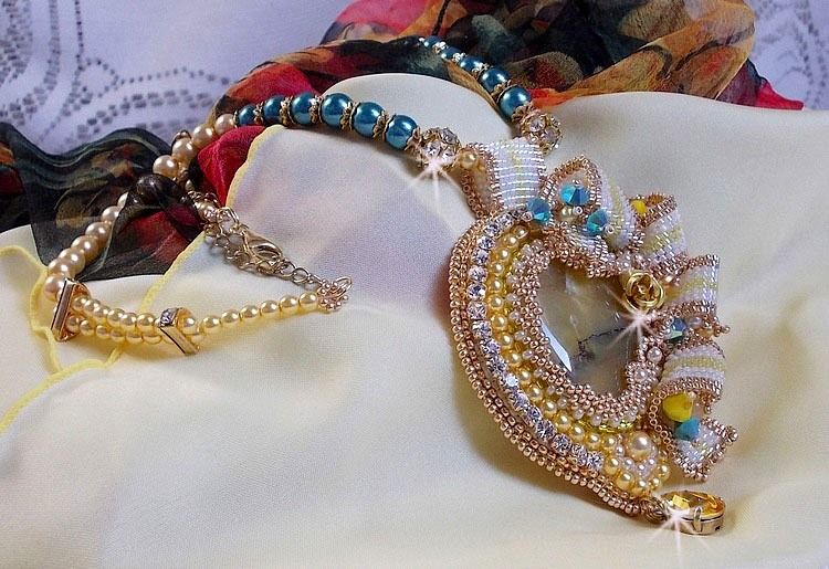 Pingente Haute-Couture Sunflower Gold bordado com contas de sementes douradas de 24 quilates, uma opala malgaxe e cristais Swarovski.