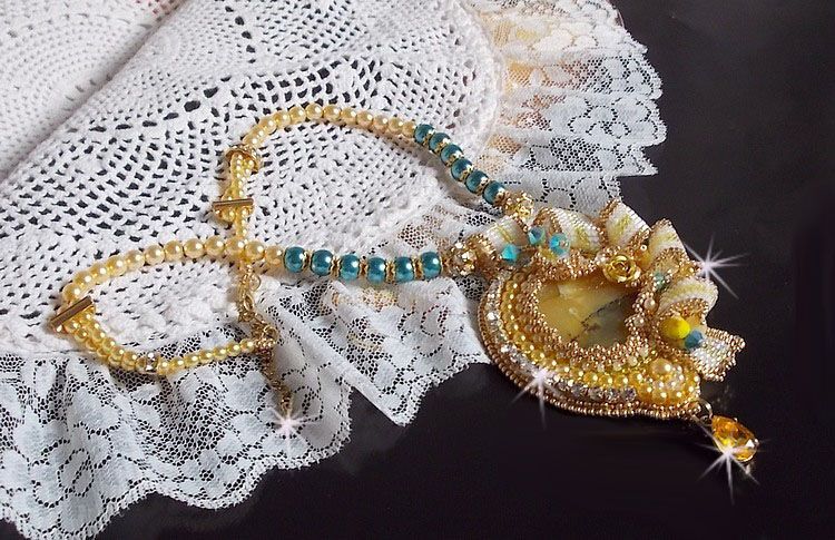 Pingente Haute-Couture Sunflower Gold bordado com contas de sementes douradas de 24 quilates, uma opala malgaxe e cristais Swarovski.