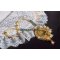 Pingente Haute-Couture Sunflower Gold bordado com contas de sementes douradas de 24 quilates, uma opala malgaxe e cristais Swarovski.