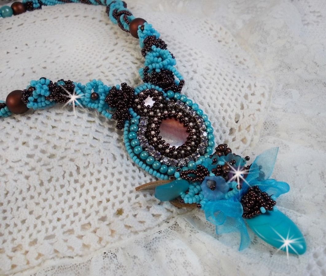 Colar Haute-Couture Turquoise bordado com cristais Swarovski e pedras semi-preciosas