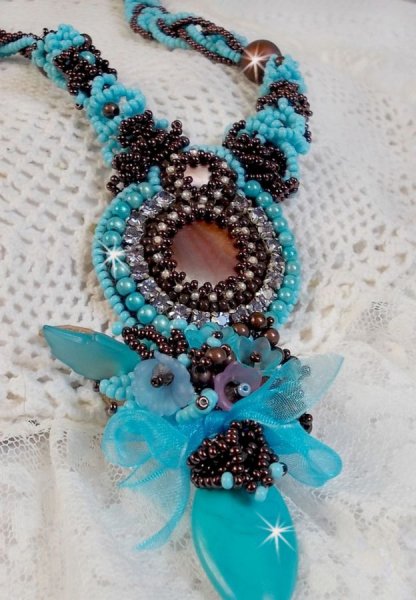 Colar Haute-Couture Turquoise bordado com cristais Swarovski e pedras semi-preciosas