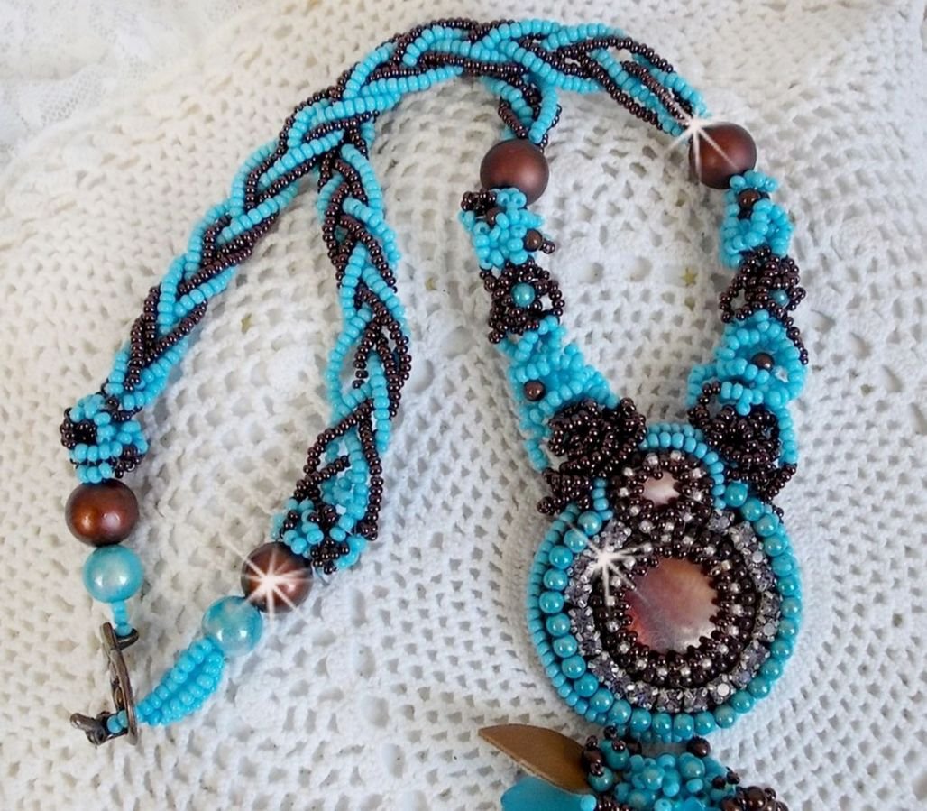 Colar Haute-Couture Turquoise bordado com cristais Swarovski e pedras semi-preciosas