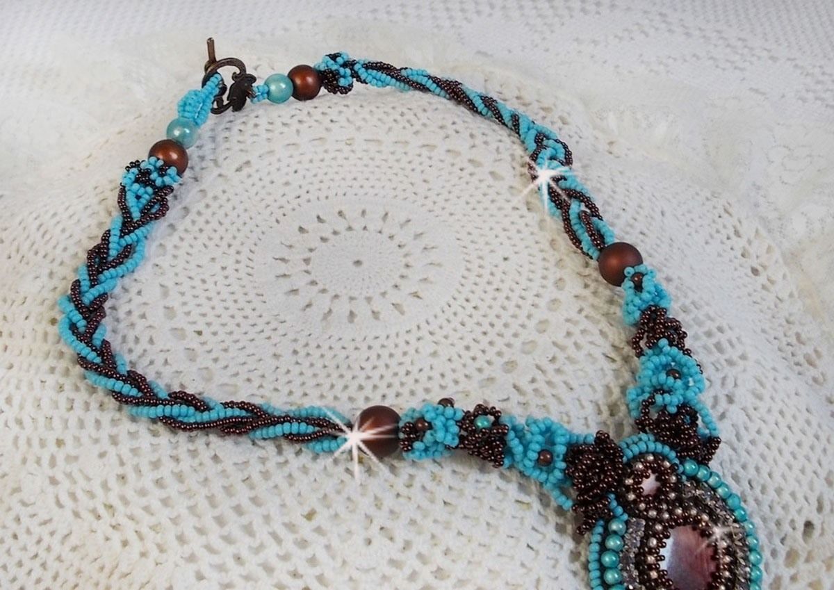 Colar Haute-Couture Turquoise bordado com cristais Swarovski e pedras semi-preciosas