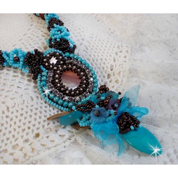 Colar Haute-Couture Turquoise bordado com cristais Swarovski e pedras semi-preciosas