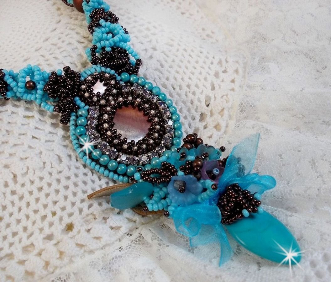 Colar Haute-Couture Turquoise bordado com cristais Swarovski e pedras semi-preciosas