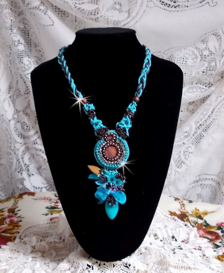Colar Haute-Couture Turquoise bordado com cristais Swarovski e pedras semi-preciosas