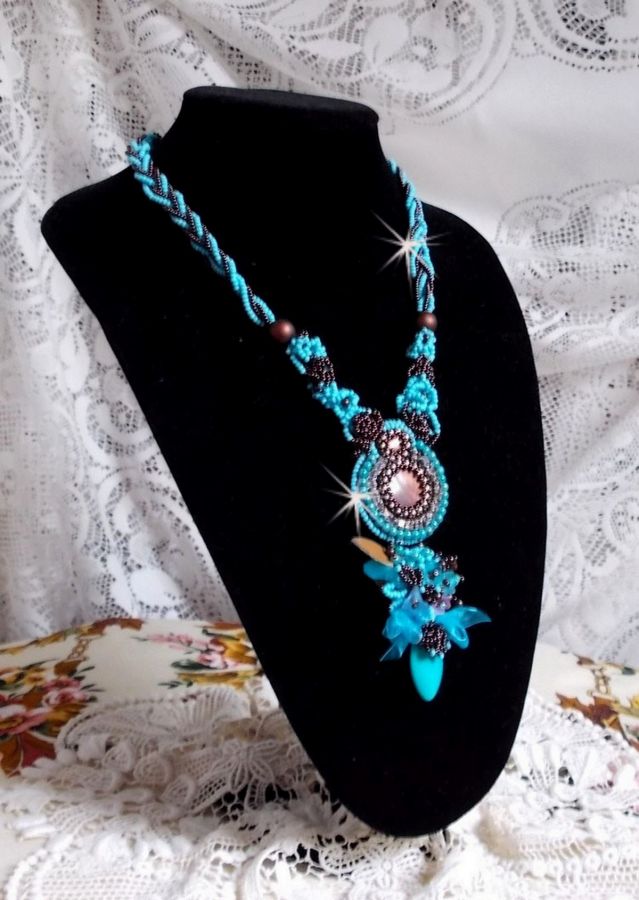 Colar Haute-Couture Turquoise bordado com cristais Swarovski e pedras semi-preciosas