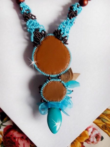 Colar Haute-Couture Turquoise bordado com cristais Swarovski e pedras semi-preciosas