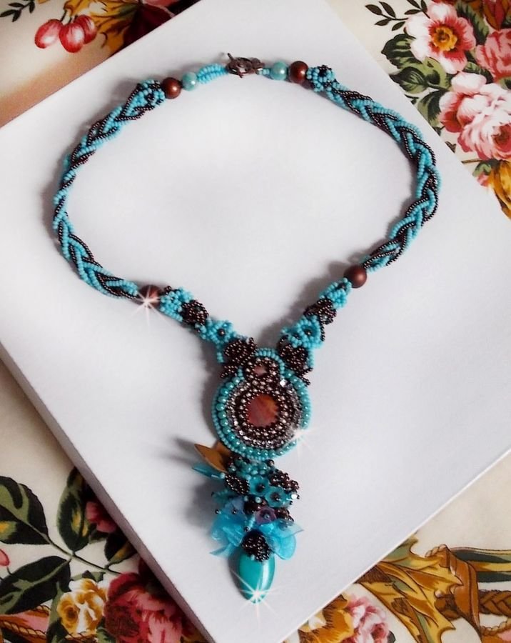 Colar Haute-Couture Turquoise bordado com cristais Swarovski e pedras semi-preciosas