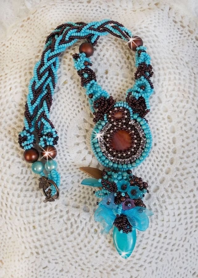 Colar Haute-Couture Turquoise bordado com cristais Swarovski e pedras semi-preciosas