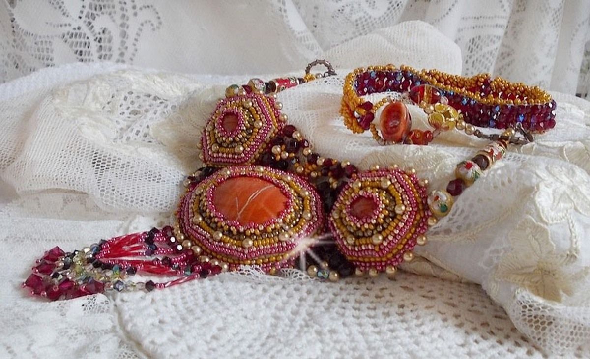 Colar de Jaspe Vermelho bordado com pedras semi-preciosas Jaspe Vermelho com cristais Swarovski, contas cloisonne, Muranos e rocailles