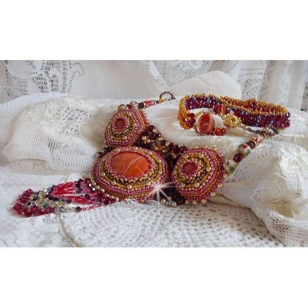 Colar de Jaspe Vermelho bordado com pedras semi-preciosas Jaspe Vermelho com cristais Swarovski, contas cloisonne, Muranos e rocailles