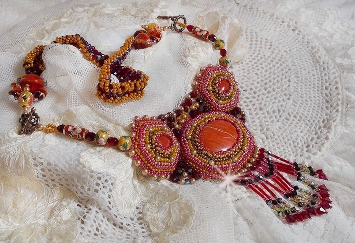 Colar de Jaspe Vermelho bordado com pedras semi-preciosas Jaspe Vermelho com cristais Swarovski, contas cloisonne, Muranos e rocailles