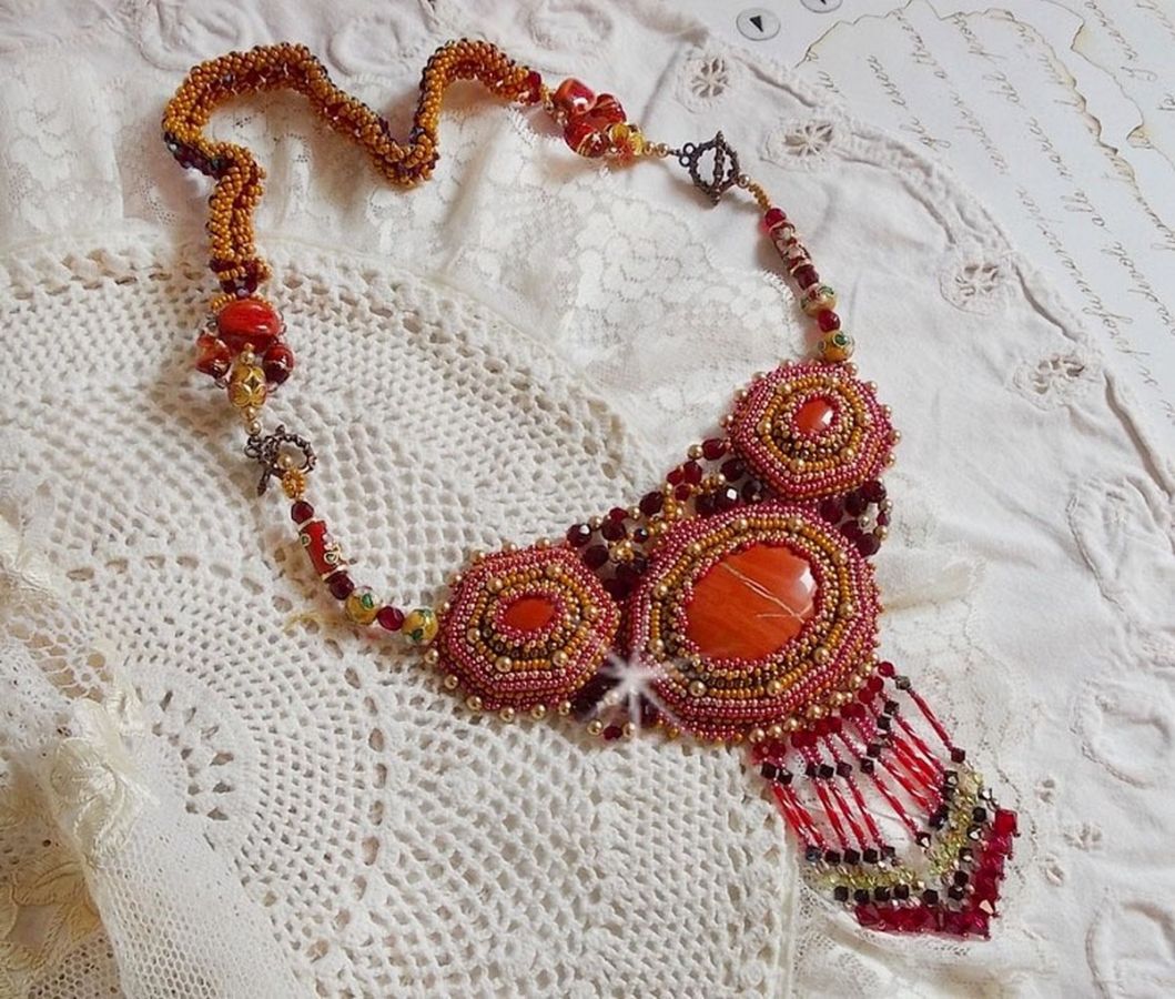 Colar de Jaspe Vermelho bordado com pedras semi-preciosas Jaspe Vermelho com cristais Swarovski, contas cloisonne, Muranos e rocailles