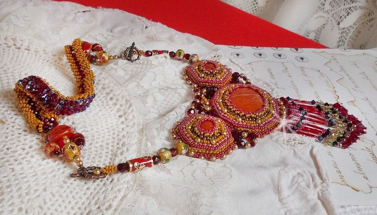 Colar de Jaspe Vermelho bordado com pedras semi-preciosas Jaspe Vermelho com cristais Swarovski, contas cloisonne, Muranos e rocailles