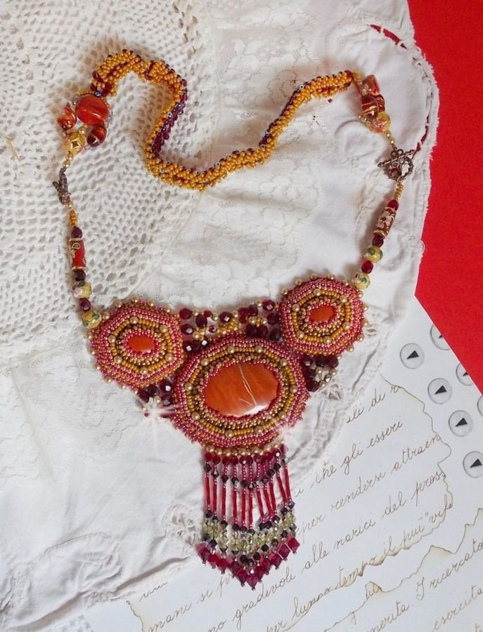 Colar de Jaspe Vermelho bordado com pedras semi-preciosas Jaspe Vermelho com cristais Swarovski, contas cloisonne, Muranos e rocailles