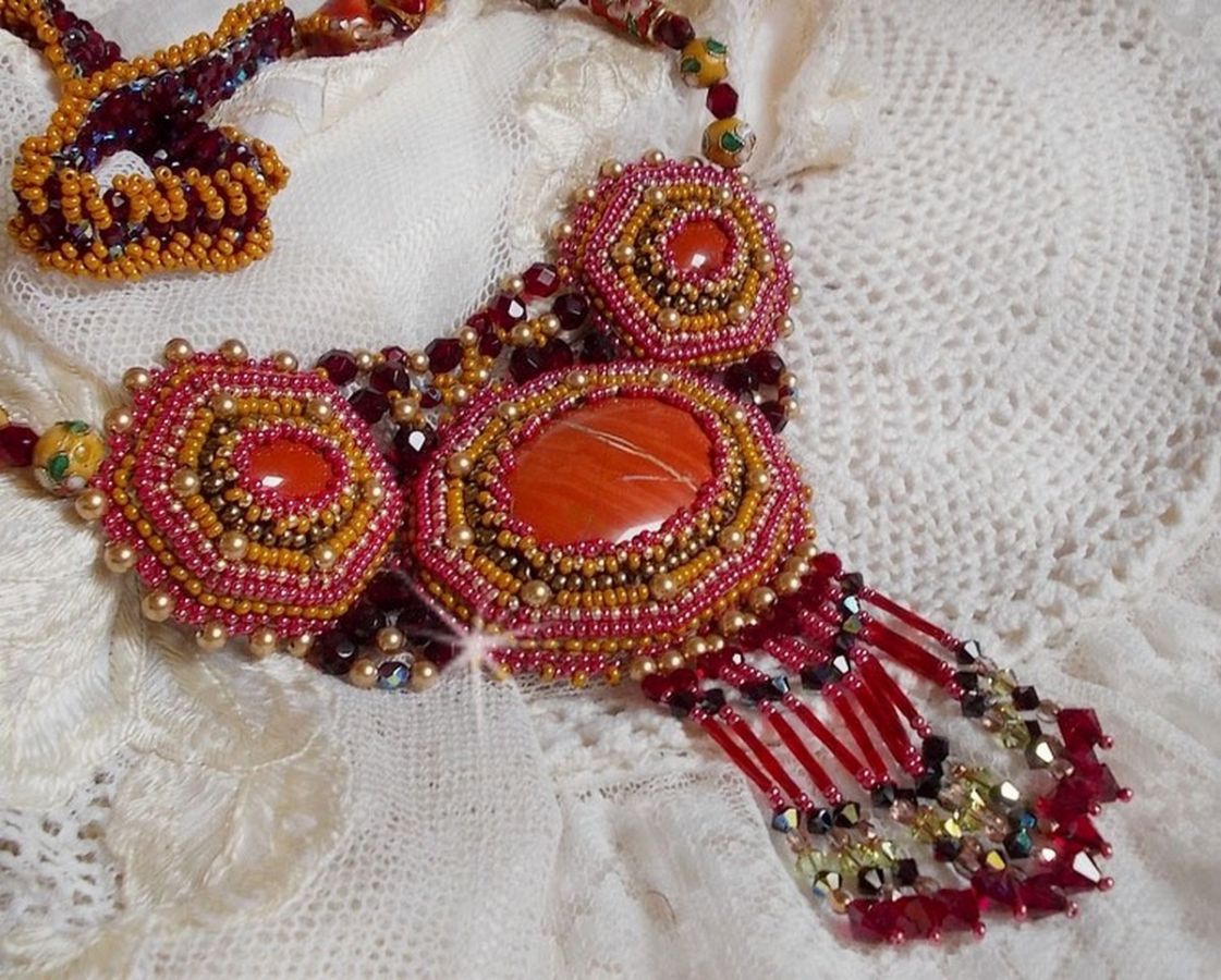 Colar de Jaspe Vermelho bordado com pedras semi-preciosas Jaspe Vermelho com cristais Swarovski, contas cloisonne, Muranos e rocailles