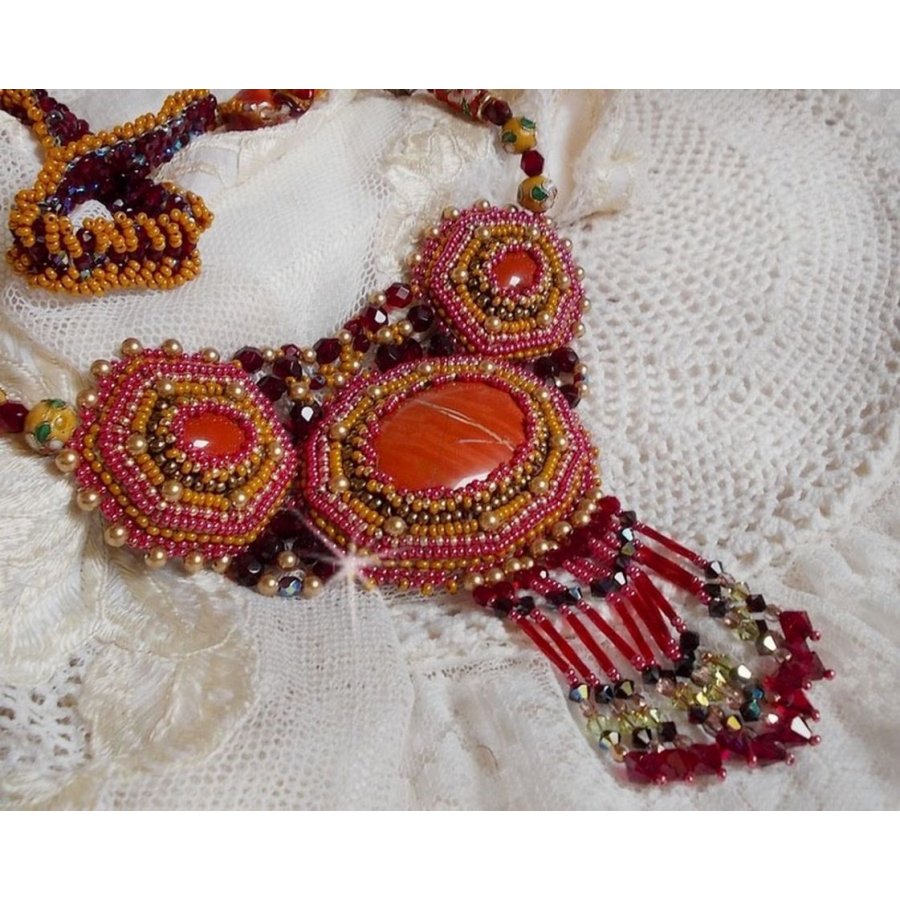 Colar de Jaspe Vermelho bordado com pedras semi-preciosas Jaspe Vermelho com cristais Swarovski, contas cloisonne, Muranos e rocailles