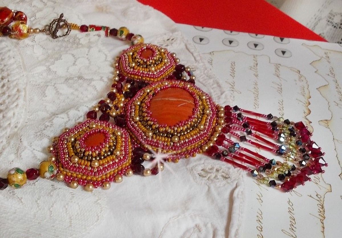 Colar de Jaspe Vermelho bordado com pedras semi-preciosas Jaspe Vermelho com cristais Swarovski, contas cloisonne, Muranos e rocailles