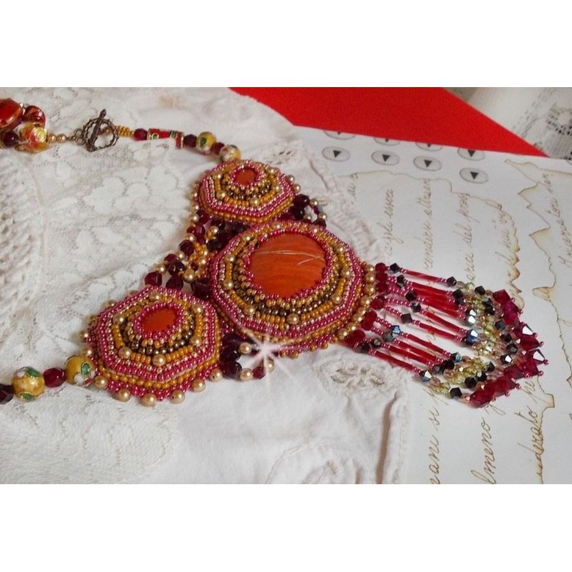 Colar de Jaspe Vermelho bordado com pedras semi-preciosas Jaspe Vermelho com cristais Swarovski, contas cloisonne, Muranos e rocailles