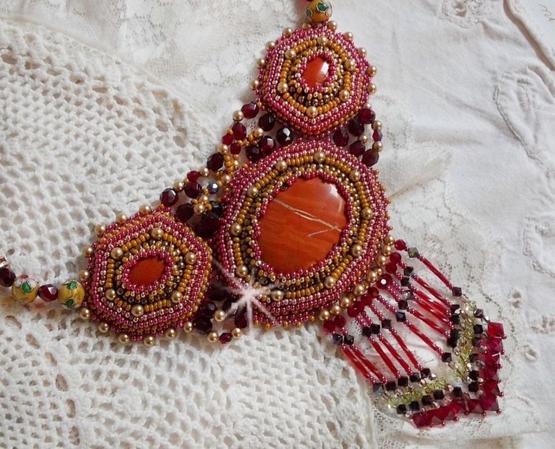 Colar de Jaspe Vermelho bordado com pedras semi-preciosas Jaspe Vermelho com cristais Swarovski, contas cloisonne, Muranos e rocailles