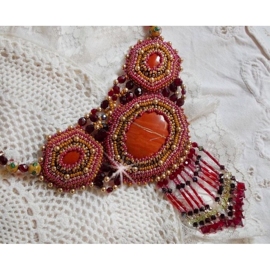 Colar de Jaspe Vermelho bordado com pedras semi-preciosas Jaspe Vermelho com cristais Swarovski, contas cloisonne, Muranos e rocailles
