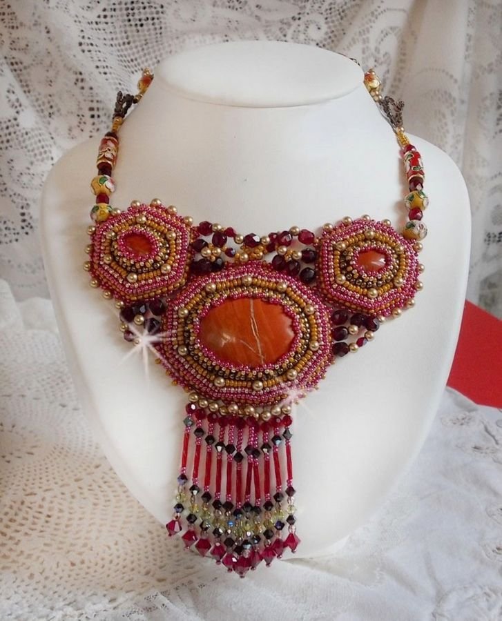 Colar de Jaspe Vermelho bordado com pedras semi-preciosas Jaspe Vermelho com cristais Swarovski, contas cloisonne, Muranos e rocailles