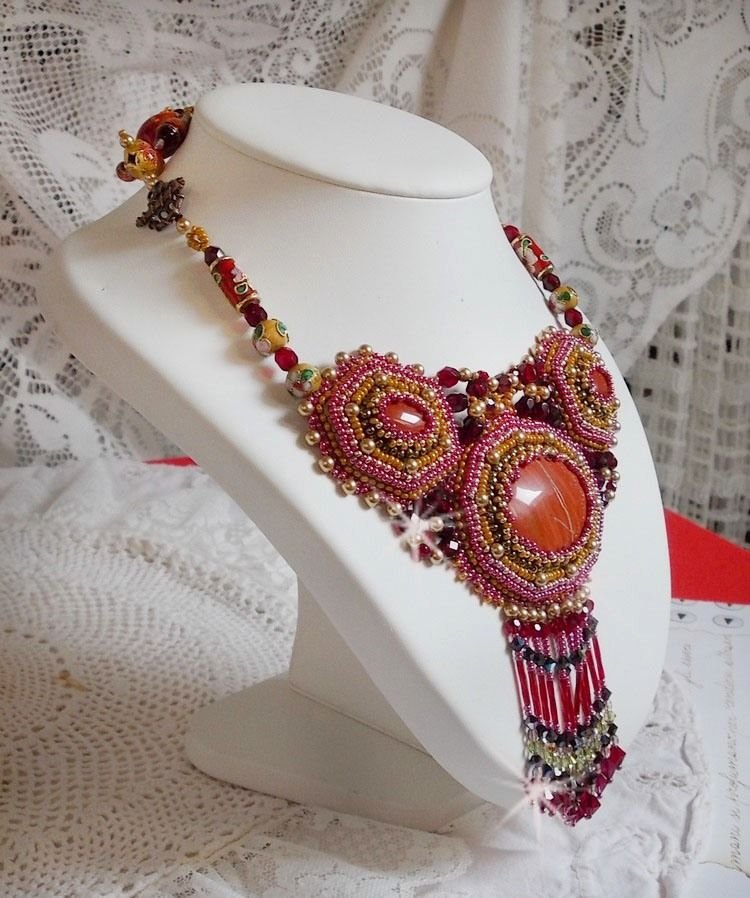 Colar de Jaspe Vermelho bordado com pedras semi-preciosas Jaspe Vermelho com cristais Swarovski, contas cloisonne, Muranos e rocailles