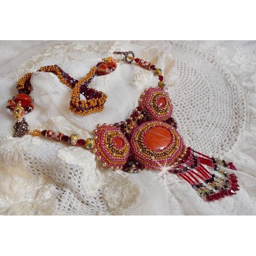 Colar de Jaspe Vermelho bordado com pedras semi-preciosas Jaspe Vermelho com cristais Swarovski, contas cloisonne, Muranos e rocailles