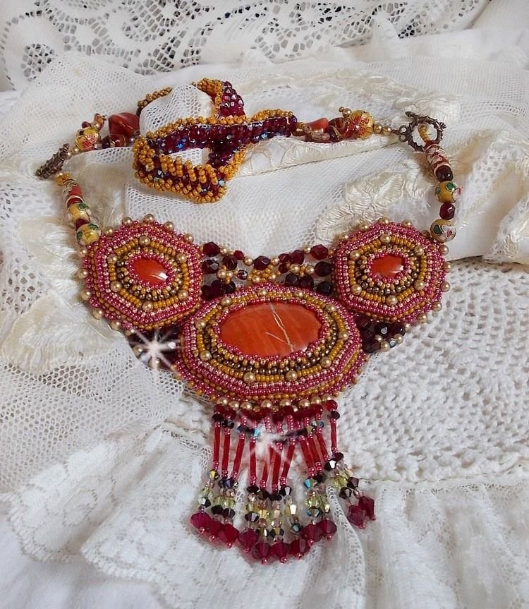 Colar de Jaspe Vermelho bordado com pedras semi-preciosas Jaspe Vermelho com cristais Swarovski, contas cloisonne, Muranos e rocailles