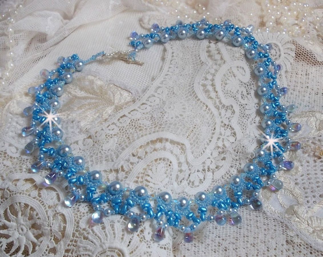 Colar Azur claro com pérolas de cristal Swarovski e gotas de vidro