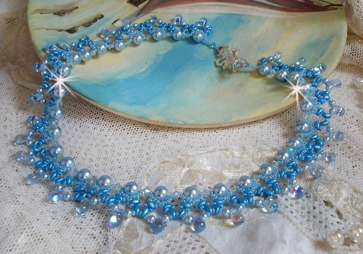 Colar Azur claro com pérolas de cristal Swarovski e gotas de vidro