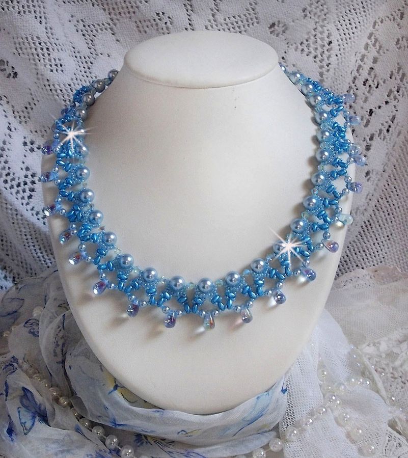 Colar Azur claro com pérolas de cristal Swarovski e gotas de vidro