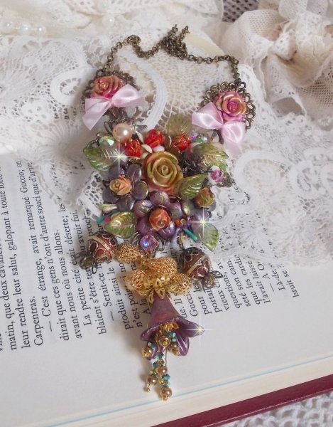 Collier Lis&egrave;re de For&ecirc;t Fleurie mi-long, c&eacute;ramique, cristaux, fleurs, perles, breloques, accessoires Laiton et m&eacute;tal, une belle for&ecirc;t !	