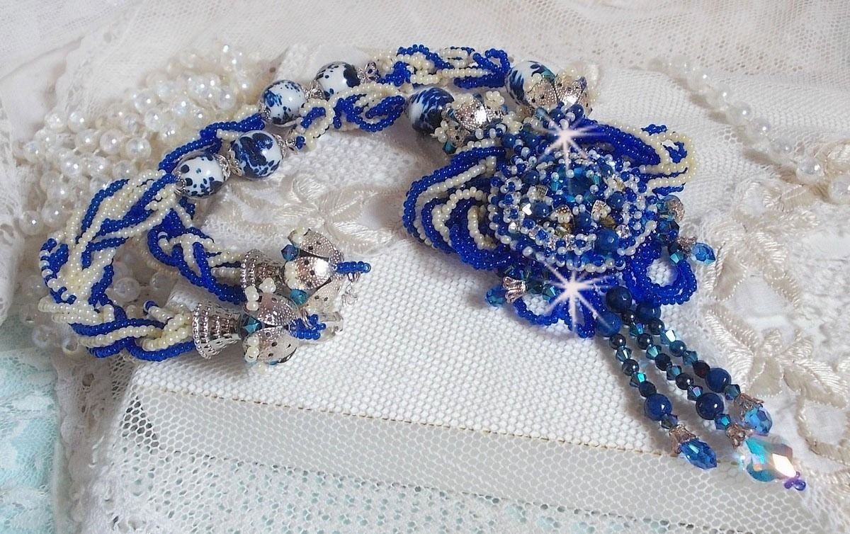 Colar de flores de lótus bordado com pérolas venezianas Capri Blue/White e cristais Swarovski