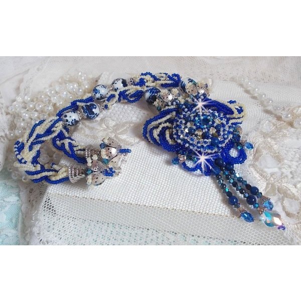 Colar de flores de lótus bordado com pérolas venezianas Capri Blue/White e cristais Swarovski