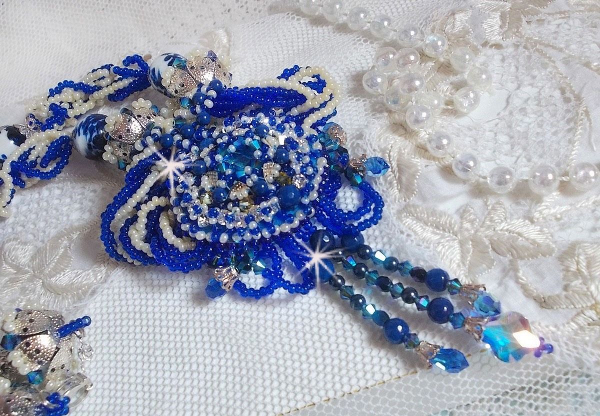 Colar de flores de lótus bordado com pérolas venezianas Capri Blue/White e cristais Swarovski